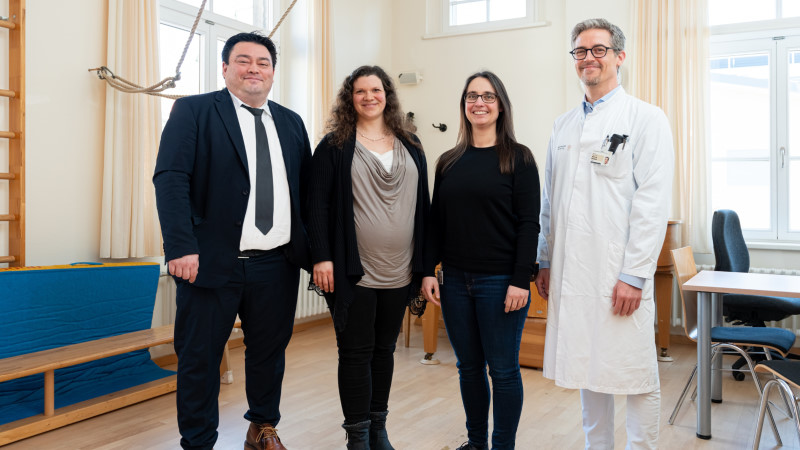 Elisabeth Schumann (2.v.l.) ist langjährige Patientin der Klinik und Poliklinik für Hals-, Nasen, Ohrenheilkunde am Universitätsklinikum Dresden. Sie hört mit CI und Hörgerät. Prof. Marcus Neudert (r.) und Therapeutin Dominic Kronesser betreuen Elisabeth Schumann, die mit einem CI hört. Frank Ohi (l.), Kaufmännischer Vorstand des Klinikums, plädiert für transparente Versorgungsstrukturen, um Betroffenen schnell zu helfen. Foto: UKD/Kirsten Lassig