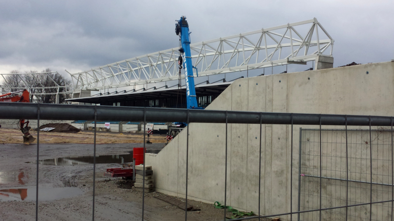 Am Freitag wurde der 105 Meter lange Lichtringtäger auf der Norseite des neuen Heinz Steyer Stadions montiert  ©MeiDresden.de