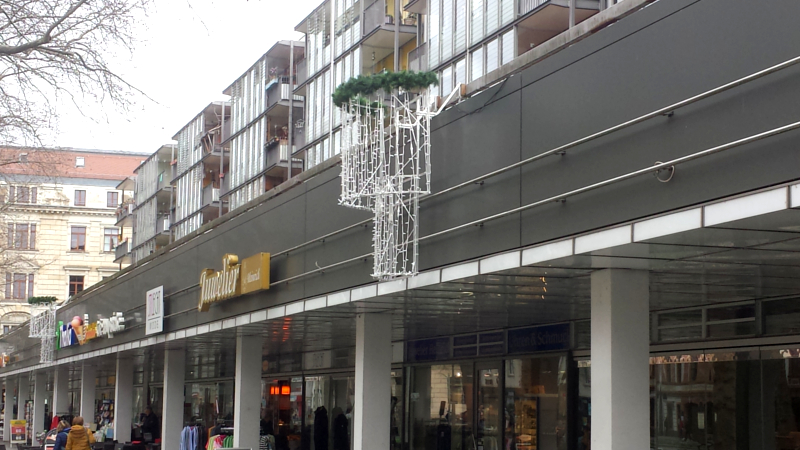 Auf der Haupstraße entdeckt man noch die Weihnachtsbeleuchtung ©MeiDresden.de