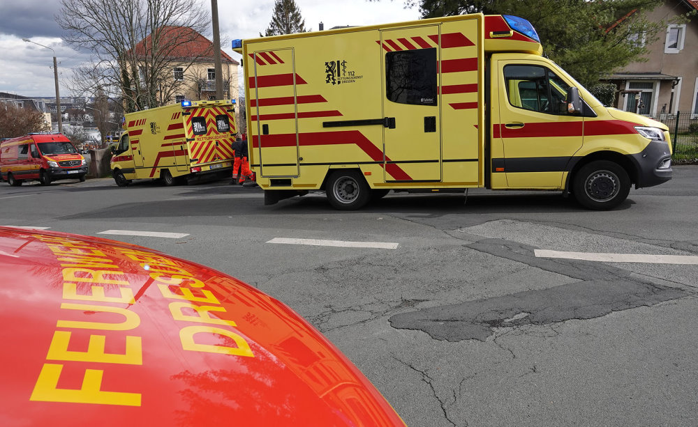 ©Roland Halkasch - Einsatzfahrzeuge stehen an der Einsatzstelle