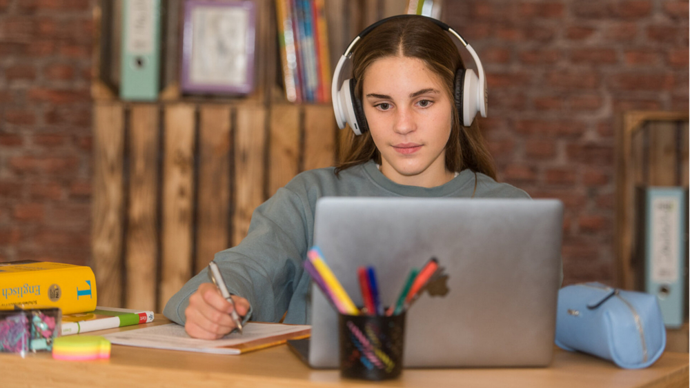 Aus rund 60 Themen können sich Schülerinnen und Schüler ihr eigenes Lernprogramm zusammenstellen ©Studienkreis