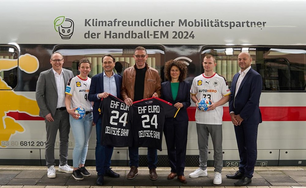 V.l.n.r.: Mark Schober (DHB), Alina Grijseels (Nationalspielerin), Michael Peterson (DB AG Vorstand Personenfernverkehr), Alfred Gislason (Bundestrainer), Stefanie Berk (Marketingvorständin DB Fernverkehr), Timo Kastening (Nationalspieler), Martin Hausleitner (EHF) Foto: Patrick Kuschfeld / DB AG 