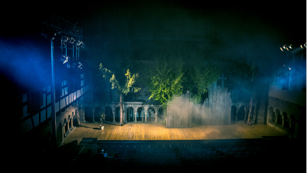 "Jedermann", "Das Dschungelbuch" und "Das große Welttheater" – die Kreuzgangspiele Feuchtwangen bringen zum 75-jährigen Jubiläum ein hochkarätiges Programm auf drei verschiedene Bühnen. Foto: djd/Kulturamt Feuchtwangen/Nicole Brühl