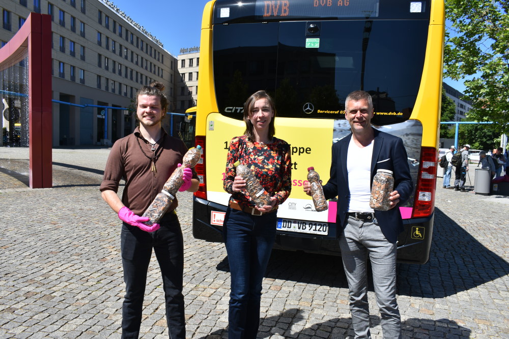 Alexander Kempe Dresdner Initiative "Pinke Hände", Dresdens Sozialbürgermeisterin Kristin Kaufmann und DVB AG Vorstand Lars Seiffert   Foto: © MeiDresden.de