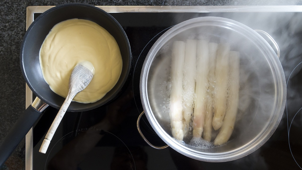 Eine leckere Sauce Hollandaise zum Spargel lässt sich mit etwas Geschick selbst zubreiten ©Symbolfoto (Pixabay)