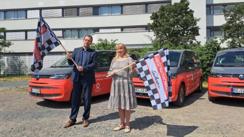 Andreas Eichhorst und Sozialministerin Petra Köpping vor den neuen Beratungsbussen der Verbraucherzentrale Sachsen   Foto: © VZS