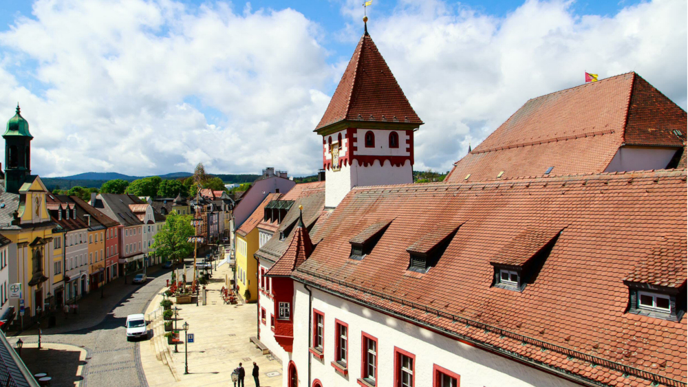 Ausgangspunkt des Goldsteigs: Im Mittelpunkt der Altstadt von Marktredwitz befindet sich das historische Rathaus. Foto: DJD/Stadt Marktredwitz