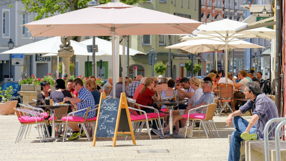 In der Großen Kreisstadt Marktredwitz mit ihrem historischen Stadtkern kann man es sich gut gehen lassen. Foto: DJD/Stadt Marktredwitz/Heinz Hofmann