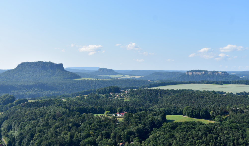 Lilienstein (li) Festung Königstein (re)   Foto: © MeiDresden.de/Mike Schiller