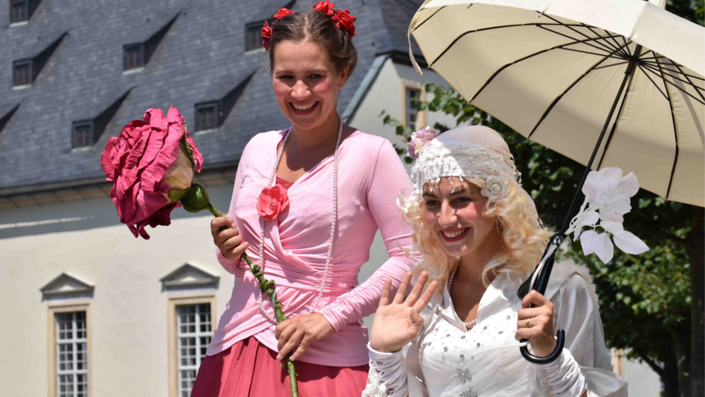Dem Märchen entsprungen: Schneeweißchen und Rosenrot sind beim Märchenfest der Festung Königstein persönlich anzutreffen. ©Festung Königstein gGmbH