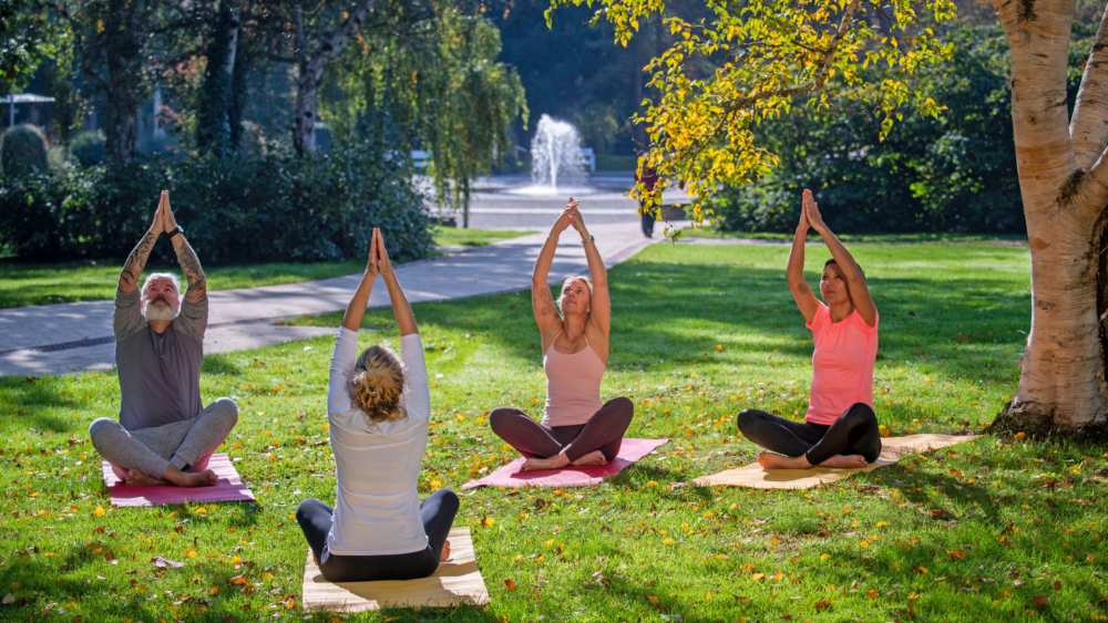 Entspannen und Tipps gegen Stress sammeln: Die Yoga-Stunden im Bad Sassendorfer Kurpark sind bei Urlaubern sehr beliebt. Foto: DJD/Bad Sassendorf/Klaus-Peter Kappest
