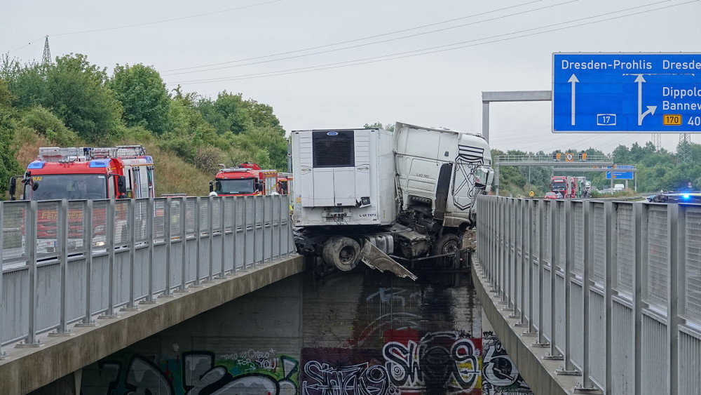 © Roland Halkasch, LKW hängt auf Brücke zwischen den Fahrspuren