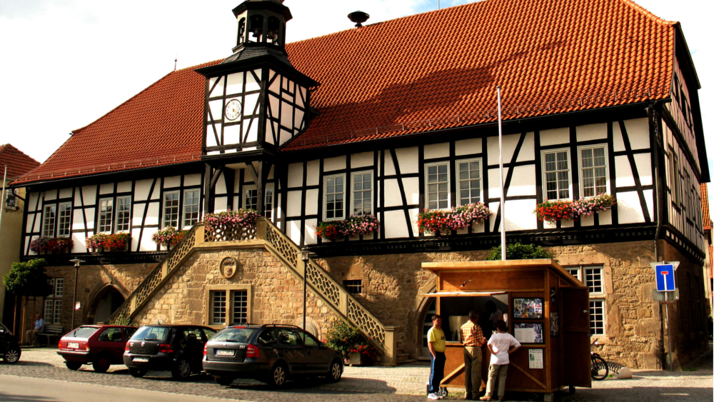 Das historische Rathaus in Ostheim vor der Rhön ist ein prachtvoller Fachwerkbau mit einer markanten Freitreppe. Foto: DJD/Verein für Stadtmarketing Ostheim