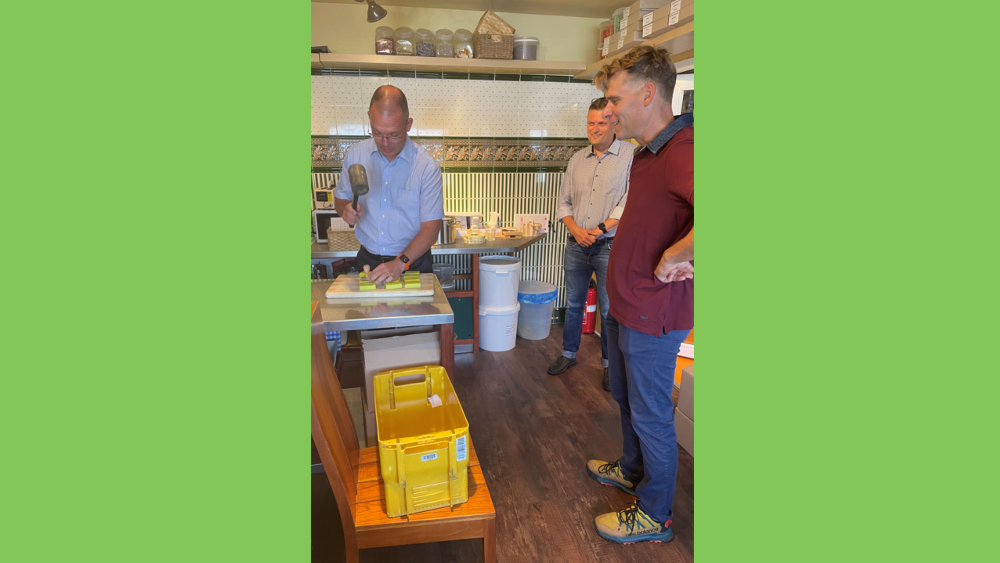 Landrat Ralf Hänsel zu Besuch in der Einseiferei in Weinböhla ©Landratsamt Meißen