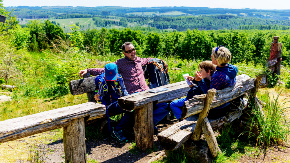 An den schönsten Aussichtspunkten warten gemütliche Rastplätze auf die Wanderer. Foto: DJD/Tourismusbetrieb Oberharz am Brocken/Jan Reichel