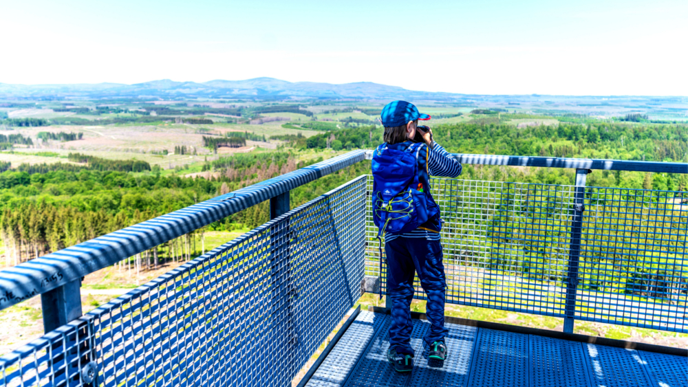 Der Carlshausturm bietet ein Rundum-Panorama mit Aussicht zum Brocken, Josephskreuz und Kyffhäusergebirge. Foto: DJD/Tourismusbetrieb Oberharz am Brocken/Jan Reichel