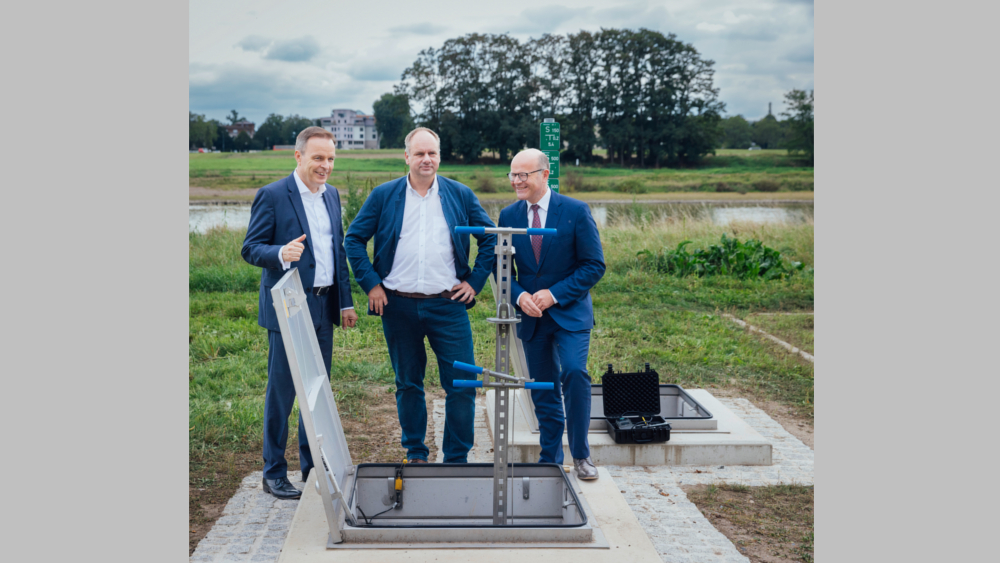 Besichtigung der Wassererfasssung Saloppe v.l.n.r. SachsenEnergie Vorstand Dr. Frank Brinkmann, Oberbürgermeidster Dirk Hilbert, Chef der Sächischen Staatskanzlei Oliver Schenk ©OliverKillig