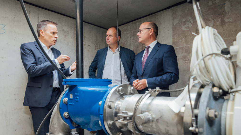 Besichtigung eines Brunnnens der Wassererfasssung Saloppe v.l.n.r. SachsenEnergie Vorstand Dr. Frank Brinkmann, Oberbürgermeidster Dirk Hilbert, Chef der Sächischen Staatskanzlei Oliver Schenk ©OliverKillig