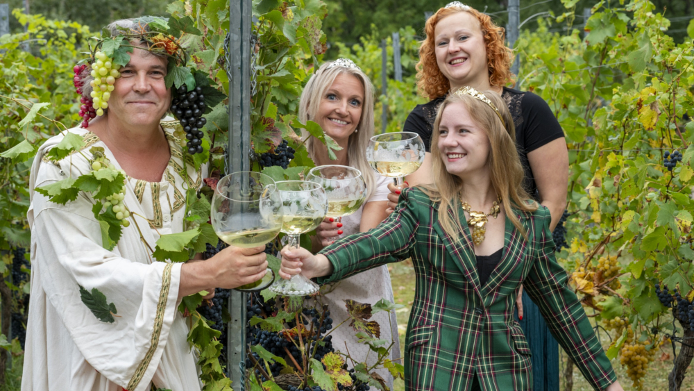  Sächsische Weinhoheiten und Bacchus: (v.l.n.r.) Sascha Graedtke, Weinprinzessin Nicole Baumgärtel, Weinprinzessin Sabine Leonhardt, Weinkönigin Alona Chesnok. ©Norbert Millauer/Stadtverwaltung Radebeul