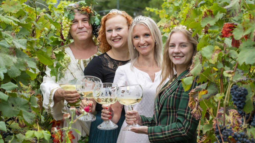 Sächsische Weinhoheiten und Bacchus: (v.l.n.r.) Sascha Graedtke, Weinprinzessin Nicole Baumgärtel, Weinprinzessin Sabine Leonhardt, Weinkönigin Alona Chesnok, ©Norbert Millauer/Stadtverwaltung Radebeul