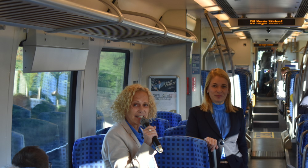 Im Sonderzug von Dresden Nach Leipzig - Ines Fröhlich – Staatssekretärin für Digitalisierung und Mobilität und Evelyn Palla - Vorstand Regionalverkehr der Deutschen Bahn AG  Foto: MeiSachsen.de/Mike Schiller