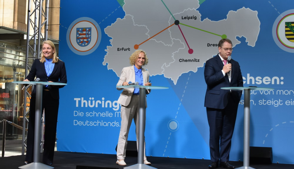 Evelyn Palla - Vorstand Regionalverkehr der Deutschen Bahn AG, Ines Fröhlich – Staatssekretärin für Digitalisierung und Mobilität und Herr Ehlen (Gf. VVO)   Foto: MeiSachsen.de/Mike Schiller