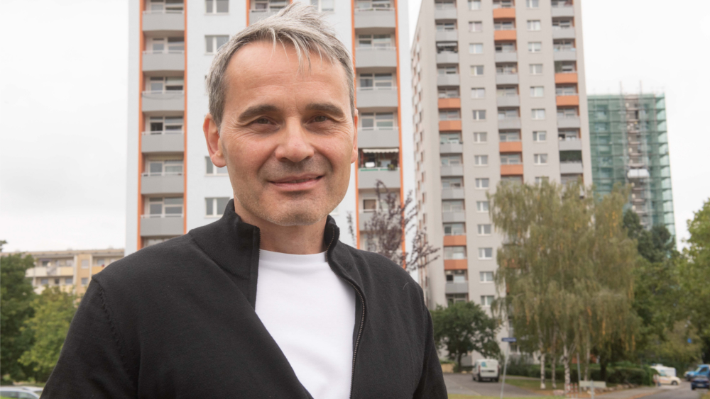 Vonovia Regionalleiter Kai-Michael Sigmund vor den modernisierten Hochhäusern am Amalie-Dietrich Platz ©Vonovia SE / Dietrich Flechtner 