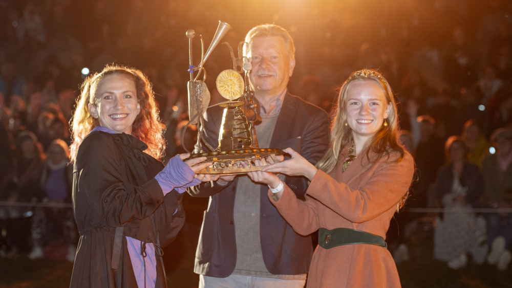 Weinfest Radebeul -  Pokalübergabe an die Siegerin Sara Twister © Norbert Millauer 