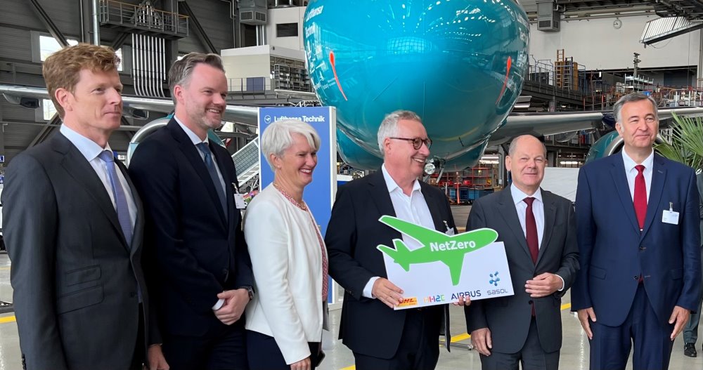 Foto v.l.n.r.: Götz Ahmelmann (CEO Mitteldeutsche Flughafen AG), Helge Sachs (SVP Sasol), Sabine Klauke (CTO Airbus), Alexander Voigt (CEO HH2E), Bundeskanzler Olaf Scholz, Markus Otto (CEO EAT)   Foto: PR/Mitteldeutsche Flughafen AG