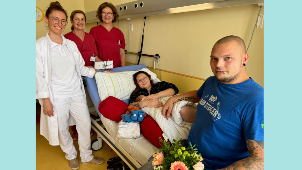 Dr. Jana Prade, Hebamme Kerstin Blankenburg und Schwester Michaela Dimitrow (vlnr) freuen sich mit den frischgebackenen Eltern. ©St. Joseph Stift Dresden