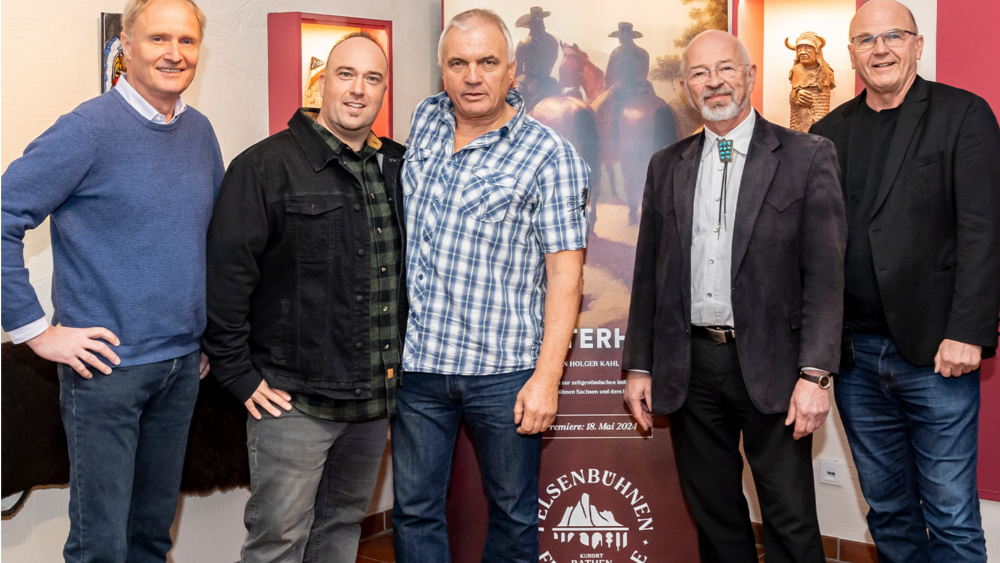 v. l. Andreas Gärtner (Veranstaltungsmanager / Spielbetriebsleiter Felsenbühne Rathen), Robin Leipold (Wissenschaftlicher Direktor Karl-May-Museum Radebeul), Holger Kahl (Autor „Shatterhand“), Dr. Volkmar Kunze (Geschäftsführer Karl-May-Museum Radebeul), Manuel Schöbel (Intendant und Geschäftsführer Landesbühnen Sachsen)  zum Pressetermin am 20.10. im Karl-May-Museum Radebeul © René Jungnickel