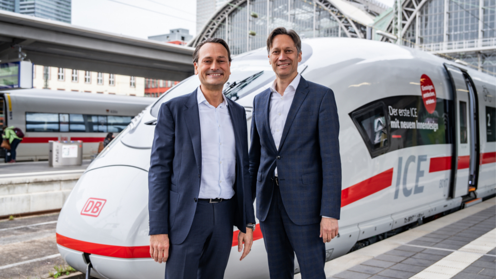 Dr Michael Peterson DB Vorstand Personenfernverkehr und Michael Peter CEO Siemens Mobility vor dem ICE 3neo ©Deutsche Bahn AG/ Tobias Holzer