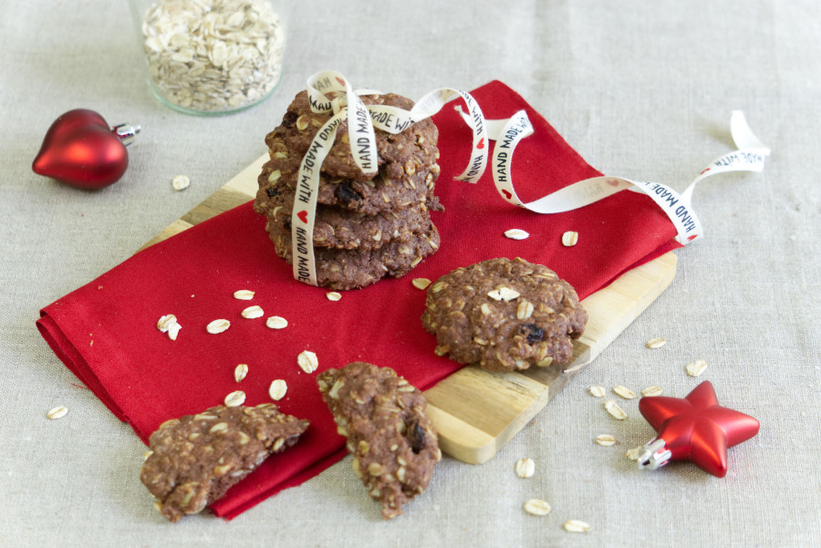 Cookies sind zu jeder Jahreszeit ein beliebter Snack. Zum Winter passt eine Variation mit Hafer, Ingwer und Schoko. Foto: DJD/www.hafer-die-alleskoerner.de