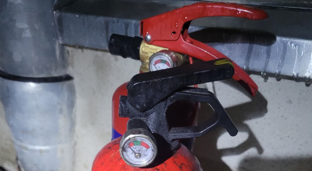 © Feuerwehr Dresden -  Mit diesen Feuerlöschern wurden erste Löschversuche unternommen.