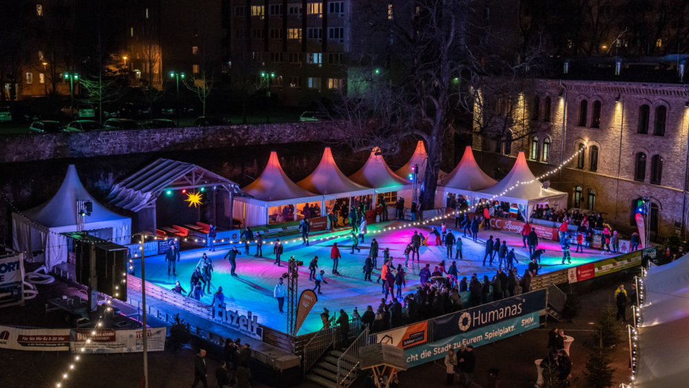 Wer es sportlich mag, kann auf der Eislaufbahn "Winterfreuden on Ice" im stimmungsvollen Ambiente vom 27. November bis zum 7. Januar 2024 dem Kufenspaß frönen. Foto: DJD/Magdeburg Marketing/Michael Hünerbein