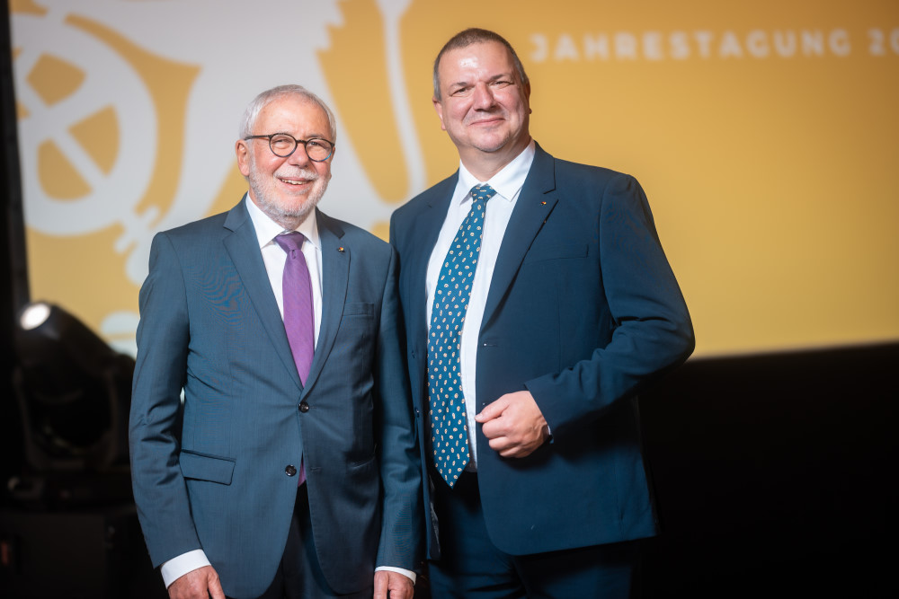 Bäckermeister Roland Ermer (r.) ist neuer Präsident des Zentralverbandes. Er hat das Amt von Michael Wippler (l.) übernommen, der auf der Jahrestagung zum Ehrenpräsidenten ernannt wurde. Foto: Zentralverband