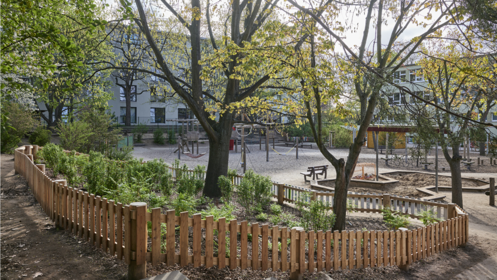An der 4. Grundschule „Am Rosengarten“ in der Inneren Neustadt lief seit 2022 ein Modellprojekt gegen Überhitzung auf dem Schulhof, das nun beendet wurde ©Robert Gommlich