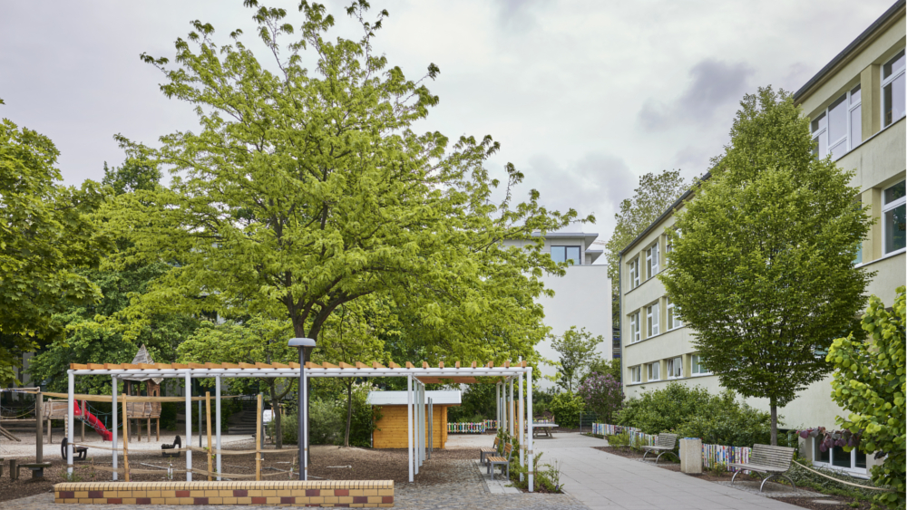 An der 4. Grundschule „Am Rosengarten“ in der Inneren Neustadt lief seit 2022 ein Modellprojekt gegen Überhitzung auf dem Schulhof, das nun beendet wurde. ©Robert Gommlich