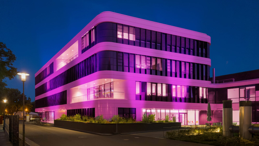 In diesem Jahr erstrahlt das NCT/UCC-Gebäude am 16. November auf dem Campus des Uniklinikums in der Aktionsfarbe Lila, um im Zuge des Welt-Pankreaskrebstages auf die schwere Erkrankung aufmerksam zu machen.   Foto: PR/UKD