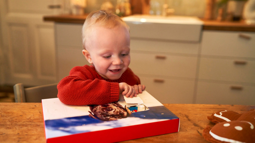 Glücksmomente garantiert: Ein individuell gestalteter Adventskalender sorgt für strahlende Gesichter. ©DJD/wwwcewede
