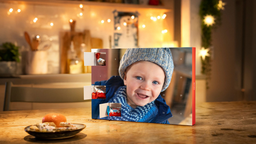 Süße Überraschung: Der Adventskalender mit dem Konterfei des Enkels erhält im Zuhause der Großeltern mit Sicherheit einen Ehrenplatz. © DJD/wwwcewede