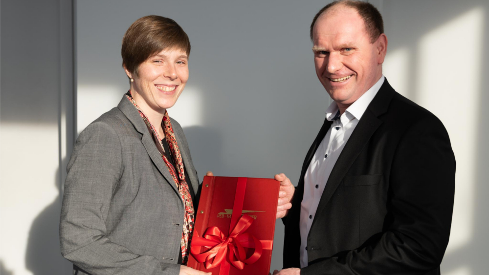 Symbolische Übergabe EFW Luftfahrtarchiv an Verkehrsmuseum Dresden Frau Niklaus (Museum) Kaie Mielenz (EFW) ©Elbe Flugzeugwerke