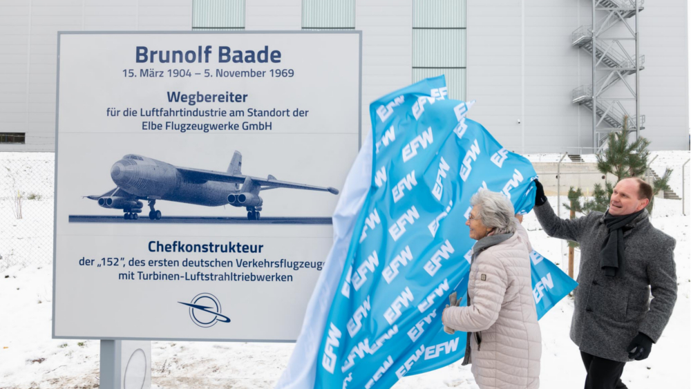 Tochter Prof. Baade Fr. Sauer bei EFW Einweihung Gedenktafel ©Elbe Flugzeugwerke