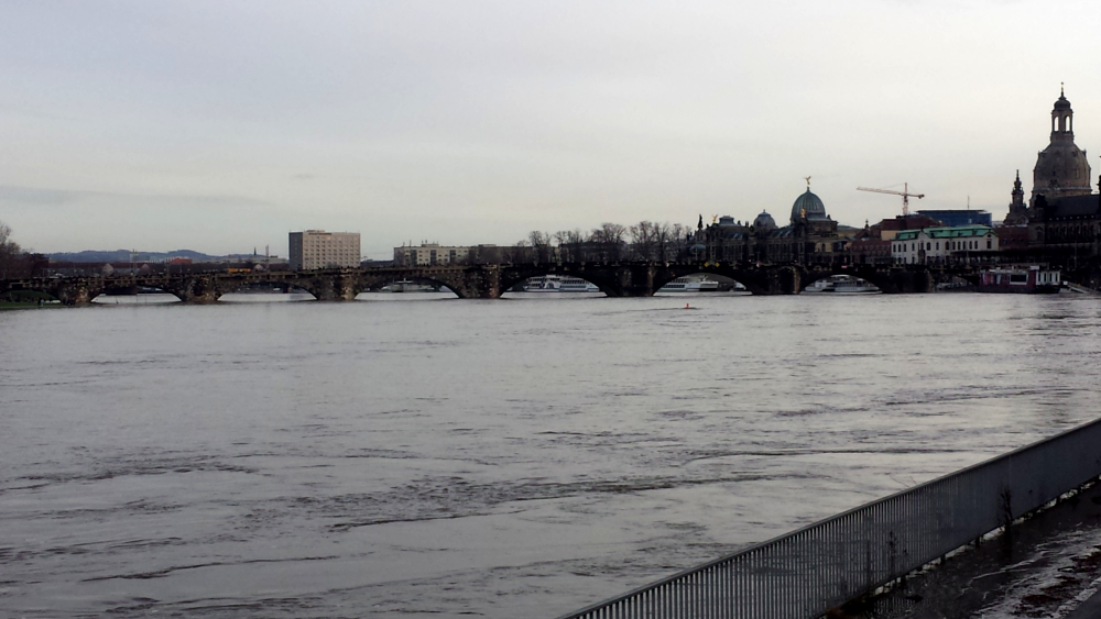 Hochwasser Dresden: Elbe bleibt weiter bei Alarmstufe 3 ©MeiDresden.de