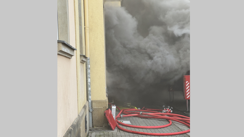 © Feuerwehr Dresden Dicker Qualm dringt aus dem Gebäude.