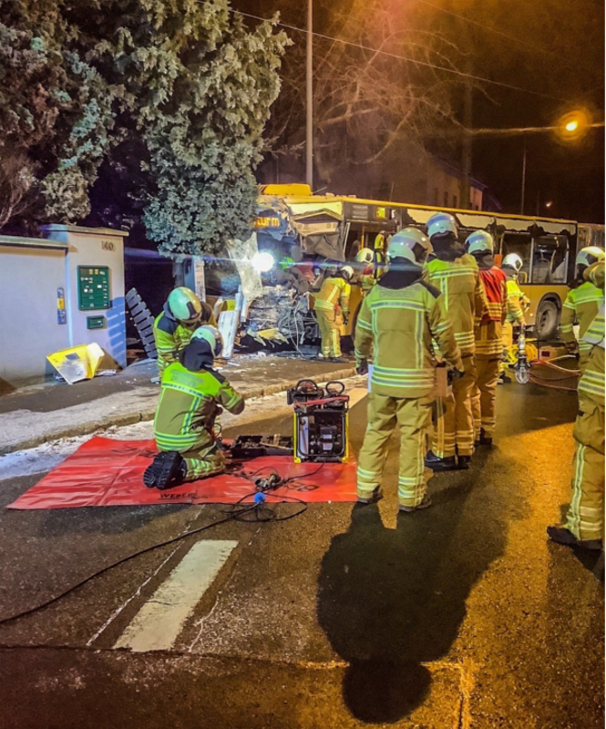 ©Feuerwehr Dresden  - Einsatzkrfte bei der Rettung des eingeklemmten Busfahrers