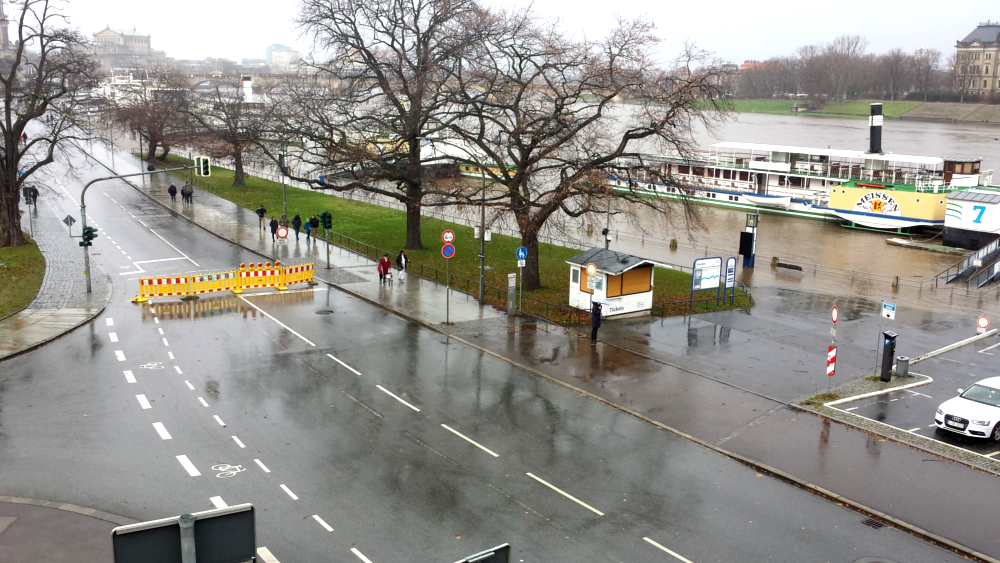 Elbe-Hochwasser: Dresden ruft Alarmstufe 2 aus - Das Terrassenufer wird noch am Donnerstagabend für den Verkehr gesperrt ©MeiDresden.de
