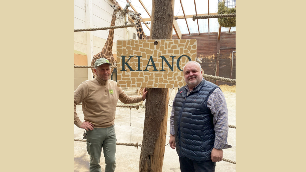 Bereichsleiter Jens Hirmer und Zoodirektor Prof Jörg Junhold vor dem Taufschild ©Zoo Leipzig