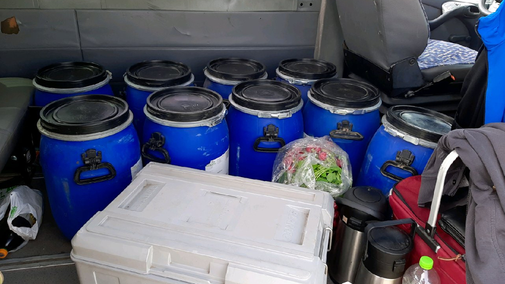 Auf der Ladefläche eines ukrainischen Transporters befanden sich neun Fässer a 25 Liter ©Hauptzollamt Dresden