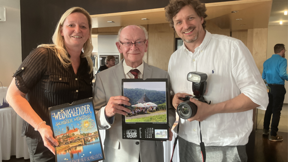 v.l.n.r. Manja Licht (Marketingleiterin Sächsische Winzergenossenschaft Meissen eG), Kalender-Initiator Werner Böhme und Daniel Bahrmann (Vorsitzender Meißener Kulturverein e.V.) ©meeco Communication Services